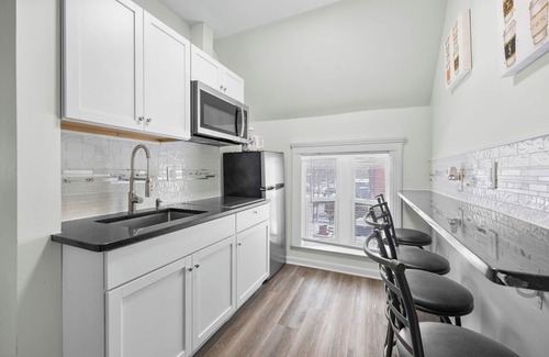 Mexicantown - Southwest Detroit Cottage | Detroit Getaway: 2-bedroom Apartment for 7 & Wifi