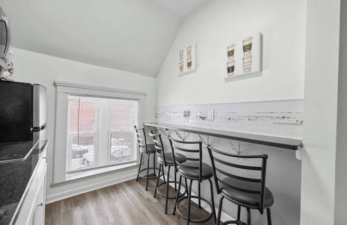 Mexicantown - Southwest Detroit Cottage | Detroit Getaway: 2-bedroom Apartment for 7 & Wifi