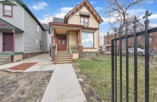 Mexicantown - Southwest Detroit Cottage | Detroit Getaway: 2-bedroom Apartment for 7 & Wifi