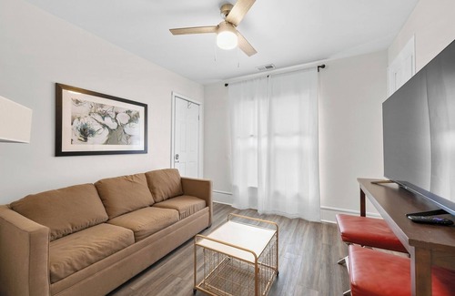 Mexicantown - Southwest Detroit Cottage | Detroit Getaway: 2-bedroom Apartment for 7 & Wifi