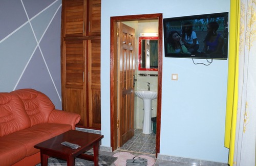 Bafang House | Discover Deudjui Hôtel: Family-Friendly with Breakfast Included