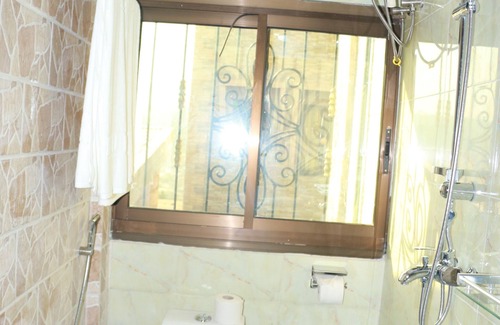 Bafang House | Discover Deudjui Hôtel: Family-Friendly with Breakfast Included