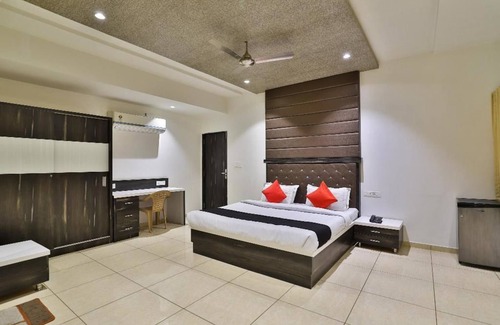 Nadiad Hotel | Budget-Friendly Dev Motel & Banquet with Family Amenities