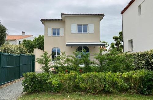 Pontaillac Villa | Beachfront Villa in Royan Pontaillac - Guest Rated 9.7/10