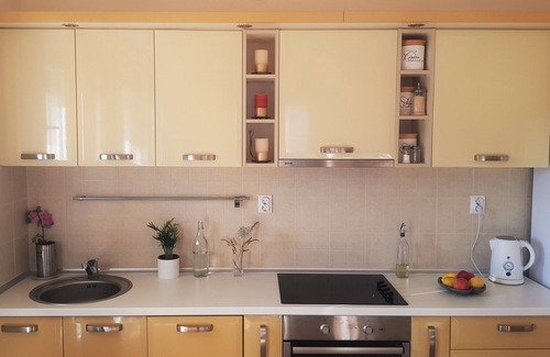 Denovici Apartment | DeVasco Designer Apartment: Steps to the Sea with Pool Access