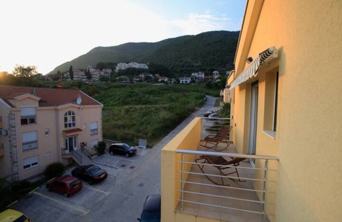 Denovici Apartment | DeVasco Designer Apartment: Steps to the Sea with Pool Access