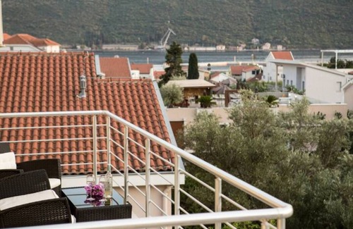 Denovici Apartment | DeVasco Designer Apartment: Steps to the Sea with Pool Access