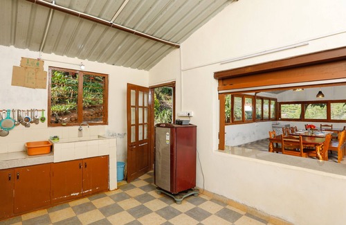 Coonoor Cottage | Welcoming Devashola Homestay: Breakfast & Family-Friendly