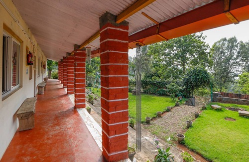 Coonoor Cottage | Welcoming Devashola Homestay: Breakfast & Family-Friendly