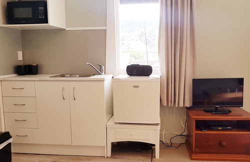 Coromandel Forest Park Cottage | Outstanding Devcich Historic Farmstead with Ocean View