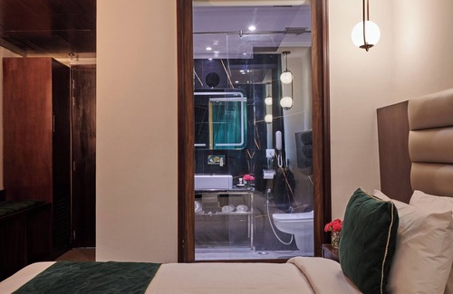 Patel Nagar Hotel | Deventure Sarovar Portico Patel Nagar