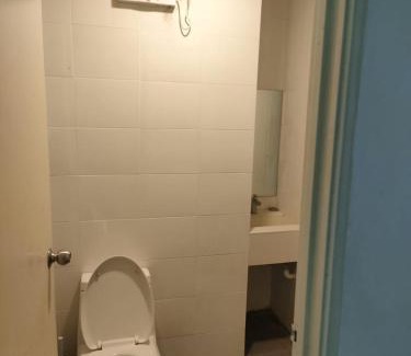 Wakaf Che Yeh Apartment | Family-Friendly De'Vianna Apartment with Pool Access