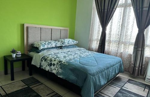 Wakaf Che Yeh Apartment | Family-Friendly De'Vianna Apartment with Pool Access