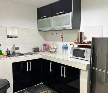 Wakaf Che Yeh Apartment | Family-Friendly De'Vianna Apartment with Pool Access