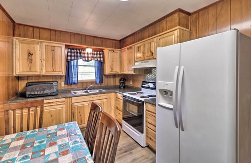 Greers Ferry Cabin | Cozy Devil’s Fork Resort Cabin with Boat Slip & Lake View