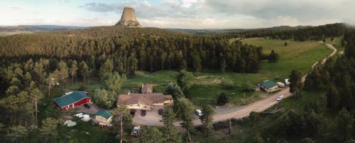 Devils Tower Bed & Breakfast | Discover Devils Tower Lodge: Family-Friendly Retreat Awaits