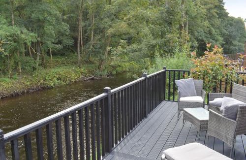 Dollar House | Pet-Friendly Devin Lodge: Guest Rated 9.6/10 for Families