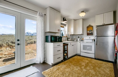 Ranchos De Taos House | Pet-Friendly Devine Casita with Breathtaking 360 Views