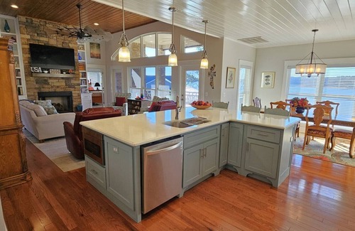 Shady Bay House | Devine Destination: Relax by the Lake with Top Amenities