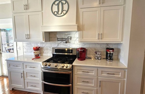 Shady Bay House | Devine Destination: Relax by the Lake with Top Amenities