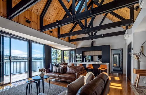 Deviot House | Deviot Boat House: Guest Rated 9.8, Ideal for Families