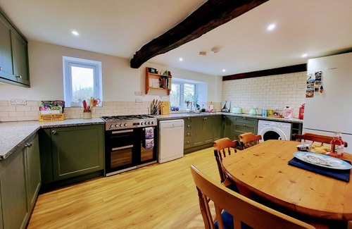 High Bickington Cottage | Devon Hideaway: Historic Barn with Jacuzzi & Scenic Views