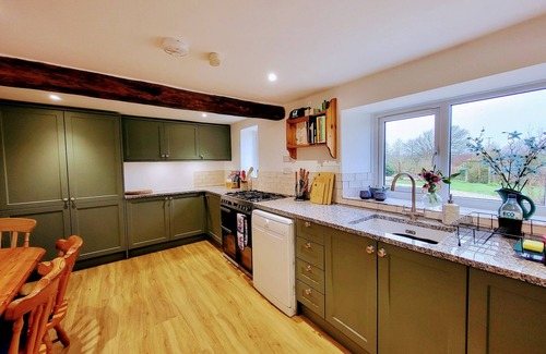 High Bickington Cottage | Devon Hideaway: Historic Barn with Jacuzzi & Scenic Views