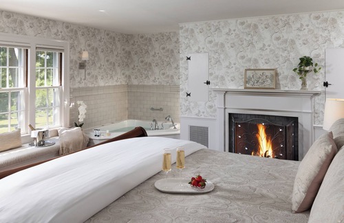 Lee Bed & Breakfast | Devonfield Inn B&B: Guest Rated 10/10 with Spa & Pool