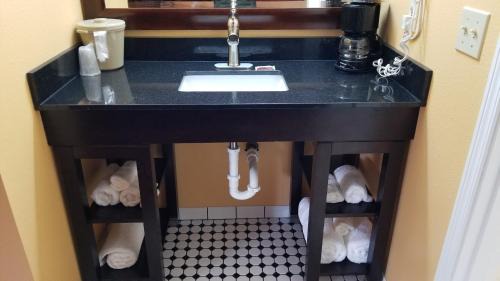 Forks Hotel | Inviting Dew Drop Inn: Family-Friendly & Accessible Stay