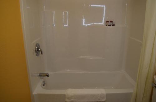 Forks Hotel | Inviting Dew Drop Inn: Family-Friendly & Accessible Stay