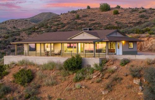 Dewey-Humboldt House | Dewey Mountain Getaway 3BR Home with Hot Tub, Gym and Sauna