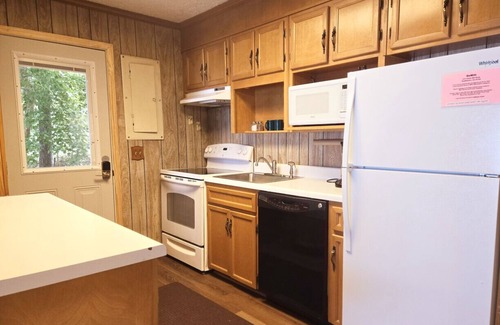 Huddleston House | Dewitt -Cozy cabin in the woods- perfect for a small family and a dog near SML State Park