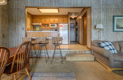 Huddleston House | Dewitt -Cozy cabin in the woods- perfect for a small family and a dog near SML State Park
