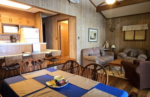 Huddleston House | Dewitt -Cozy cabin in the woods- perfect for a small family and a dog near SML State Park