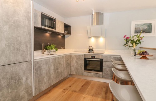 Penryn Cottage | Experience Comfort at Dexter: Pet-Friendly & Spa Amenities
