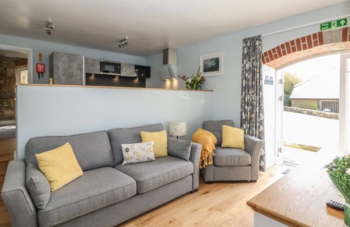 Penryn Cottage | Experience Comfort at Dexter: Pet-Friendly & Spa Amenities