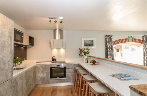 Penryn Cottage | Experience Comfort at Dexter: Pet-Friendly & Spa Amenities