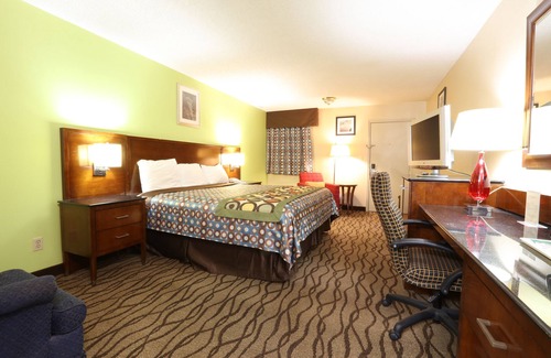 Dexter Hotel | Relax at Dexter Inn: Family-Friendly with Pool & Breakfast