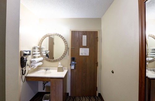 Dexter Hotel | Relax at Dexter Inn: Family-Friendly with Pool & Breakfast