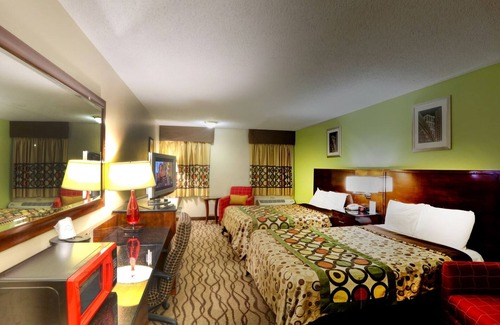 Dexter Hotel | Relax at Dexter Inn: Family-Friendly with Pool & Breakfast