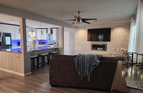 Hurst House | Convenient DFW Home with Spa and Breakfast Near Airport