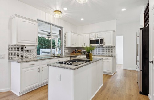 Grand Prairie House | DFW Escape: Pool, Hot Tub, Near AT&T Stadium, 20 mins to Dallas and Fort Worth