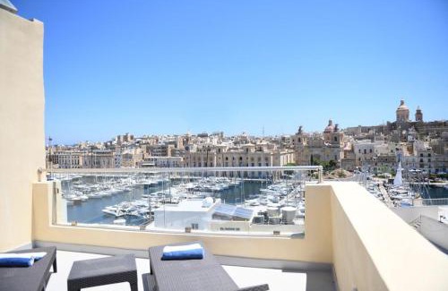 Senglea House | Idyllic Dghajsa Guest House with Oceanfront Views