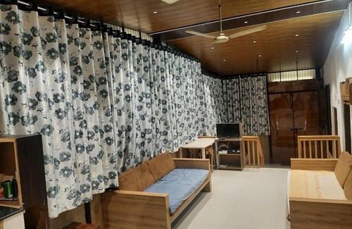 Mount Abu House | Inviting Dharmaji Farmhouse: Pet & Child Friendly Retreat