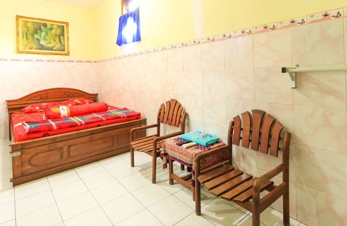 Bungurasih House | Cozy Dharmawati Homestay with Child-Friendly Amenities