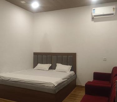 Karhal Hotel | Dhruv Vatika Karhal