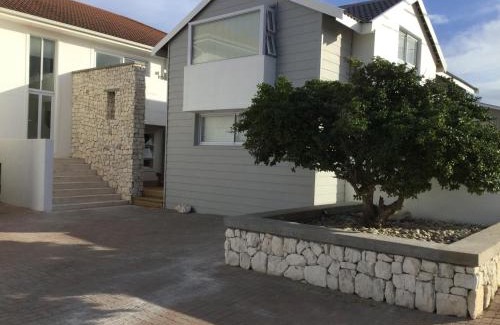 L'Agulhas Apartment | Relaxing D’Hub Guest Cottage with Spa & 9.5/10 Rating