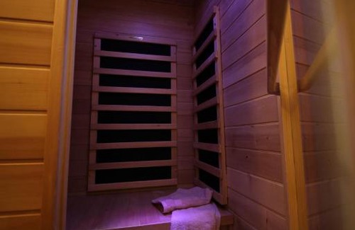 Diosviszlo House | Comfortable Dióhéj Vendégház: Family-Friendly with Hot Tub