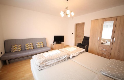 Diosviszlo House | Comfortable Dióhéj Vendégház: Family-Friendly with Hot Tub