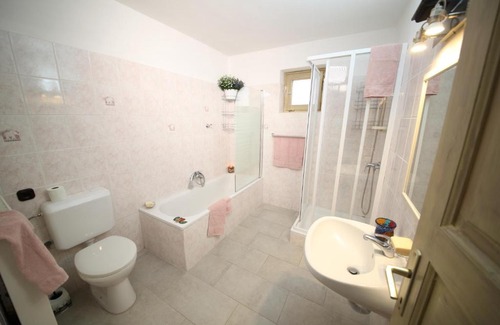 Diosviszlo House | Comfortable Dióhéj Vendégház: Family-Friendly with Hot Tub